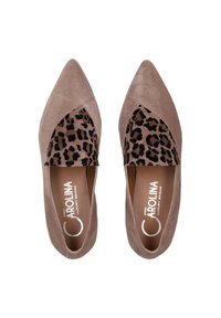 Ballerine a punta con esterno in suede taupe e pannello testurizzato con stampa leopardata. Presentano un design slip-on con una soletta in pelle liscia.