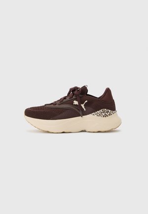 Mørkebrun Puma-sneaker med mesh-overdel, beige tyk sål, leopardmønster på hælen og hvidt Puma-logo på siden.