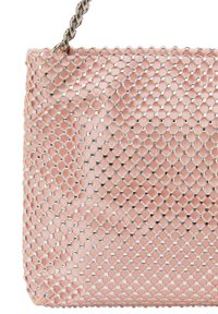 Rosa satin handbag dækket af metallisk net med hexagonale mønstre og en kædestrop. Glat tekstur med en struktureret rektangulær form.