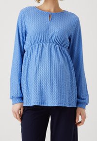 Blå strukturerad långärmad topp med rund halsringning och nyckelhålsdetalj framtill, med en samlad midja och avslappnad passform.