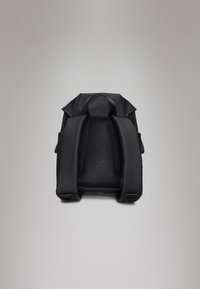Mochila ergonómica preta com costas em malha acolchoada, alças ajustáveis e um acabamento texturizado para conforto e durabilidade.