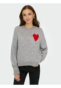 Maglione grigio a maglia con una texture morbida, caratterizzato da un prominente design di cuore rosso sul petto e polsini e orlo a coste.