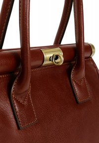 Brązowa skórzana torebka z złotymi akcentami, o strukturalnym kształcie, z dwoma uchwytami i widocznym detalem przeszyć. Posiada bezpieczne zapięcie na zatrzask.