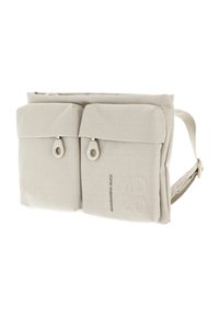 Sac banane en tissu beige avec deux poches avant, tirettes de fermeture éclair et sangle réglable. Matière texturée avec impression du logo sur un côté.