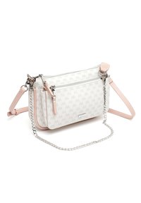 Vit fusk läder crossbody-väska med rosa detaljer, med ett texturerat M-mönster, silveraccent och justerbar kedjesnodd.