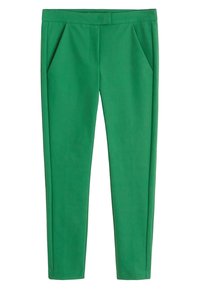 Pantalon vert sur mesure en tissu lisse. Caractéristiques : plis à l'avant, jambes droites et ceinture épurée pour une coupe ajustée.