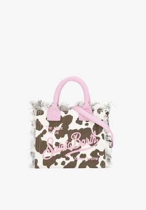 Bolsa de lona con estampado de vaca marrón y blanca, asas rosas y texto rosa que dice "The place to be Saint Barth Summer Paradise."