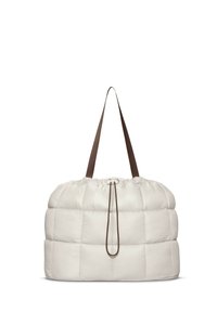 Borsa puffer beige a forma rotonda, con un design trapuntato texturizzato, manici in tessuto marrone e una chiusura con coulisse nella parte superiore.