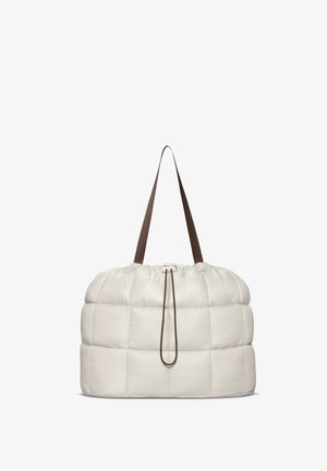 Borsa puffer beige a forma rotonda, con un design trapuntato texturizzato, manici in tessuto marrone e una chiusura con coulisse nella parte superiore.