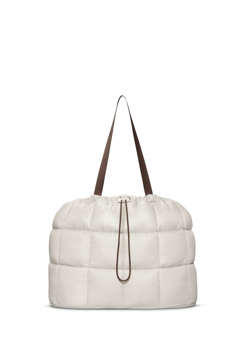 Borsa puffer beige a forma rotonda, con un design trapuntato texturizzato, manici in tessuto marrone e una chiusura con coulisse nella parte superiore.