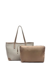 Bežna torba s geometrijskim uzorkom s dva ručka, u kombinaciji sa glatkom, jednobojnom bež torbicom. Obe su lagane i prostrane.
