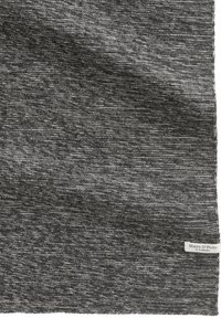 Tissu gris présentant un motif tissé texturé avec des fils clairs et foncés. Comprend une petite étiquette blanche avec l'inscription "Marc O'Polo" au bord.