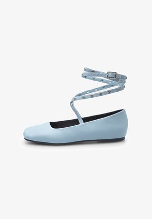 Svijetloplave baletanke s zaobljenim vrhom, s tankim remenom oko gležnja ukrašenim dekorativnim srebrnim zakovicama. Glatka tekstura i niski potplat.