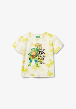 T-shirt tie-dye giallo chiaro con maniche corte, caratterizzata da una grafica di un personaggio verde che tiene una pizza e il testo "Prendi la vita un pezzo alla volta."