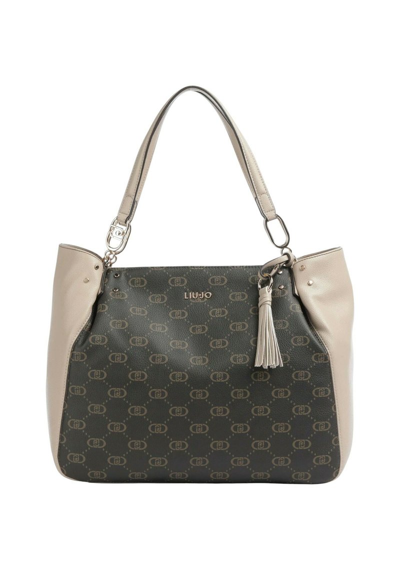 Bolsa tote en cuero sintético verde oscuro y beige, con un patrón repetido de logotipos, detalle de borla y acentos de herrajes plateados.