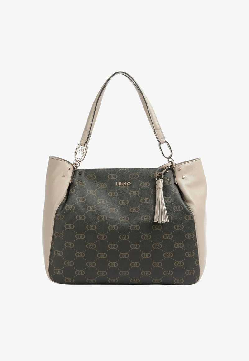 Bolsa tote en cuero sintético verde oscuro y beige, con un patrón repetido de logotipos, detalle de borla y acentos de herrajes plateados.