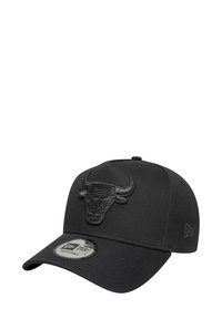 Gorra negra de tela, con un logotipo de toro bordado en relieve en la parte frontal. Correa ajustable en la parte posterior; diseño estructurado con visera curvada.