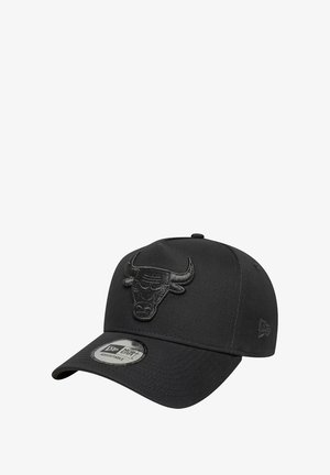 Schwarze Kappe aus Stoff mit einem erhabenen aufgestickten Bullenlogo auf der Vorderseite. Verstellbarer Riemen auf der Rückseite; strukturiertes Design mit einem gebogenen Schirm.