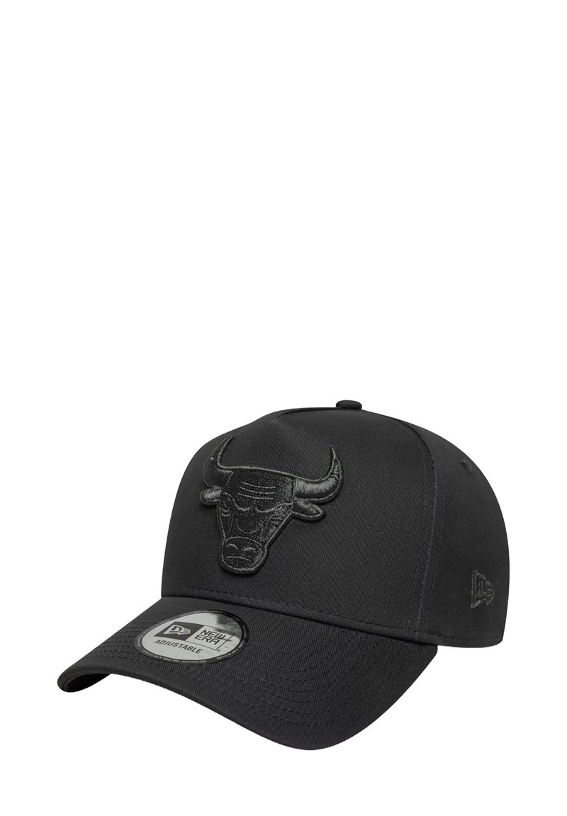 Gorra negra de tela, con un logotipo de toro bordado en relieve en la parte frontal. Correa ajustable en la parte posterior; diseño estructurado con visera curvada.