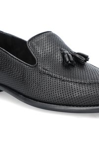 Czarne perforowane skórzane buty wsuwane z zaokrąglonym noskiem, ozdobnymi frędzlami i gładką gumową podeszwą.