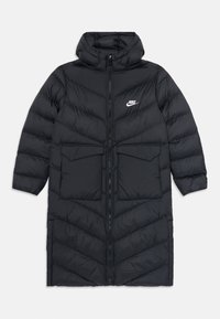 Svart lång vadderad Nike-jacka med huva, framdragkedja, två stora klafffickor och vitt logo på bröstet.