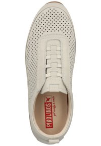 Hvide perforerede lædersneakers med en struktureret overdel, elastiske snørebånd og en gummisål. Indvendigt prydet med rødt branding.