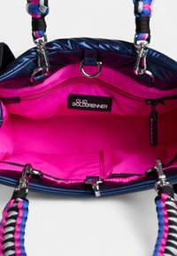 Marineblauwe handtas met een glanzende afwerking. Bevat een felle roze binnenkant, dubbele ritscompartimenten en een meerkleurige gevlochten schouderband.