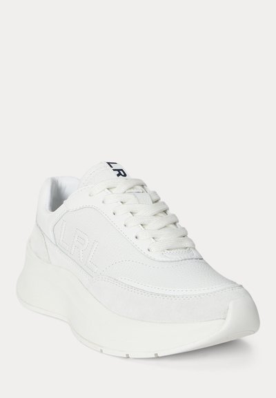 Baskets blanches avec une semelle épaisse, fermeture à lacets sur l'avant et logo "LRL" embossé sur le côté et imprimé sur la languette.