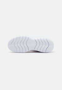 Suola di sneaker bianca con motivo testurizzato e scanalature ondulate per una maggiore trazione. Include sottili accenti blu lungo i bordi per dettagli.