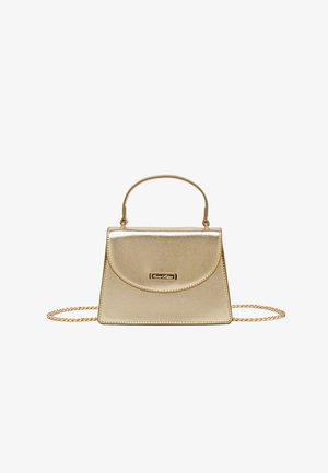 Piccola borsa dorata metallica con patta curva, manico superiore e sottile tracolla a catena, con una placca con il logo rettangolare dorata sul davanti.