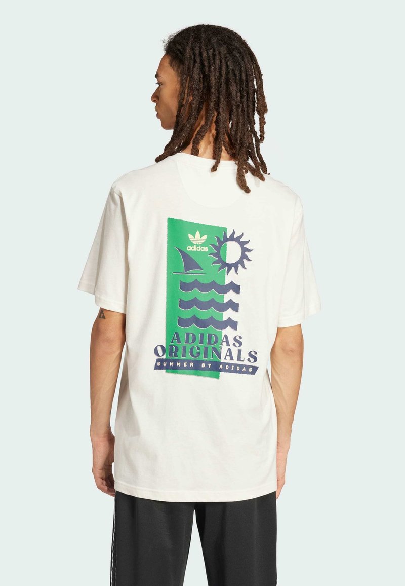 T-shirt bianca in cotone con una grafica colorata che presenta onde, un sole e la scritta "ADIDAS ORIGINALS SUMMER BY ADIDAS" sul retro.