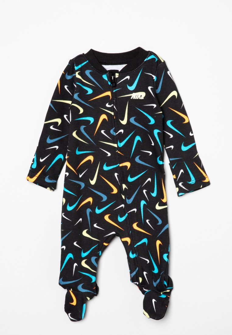 Combinaison noire avec un motif de logo Nike multicolore en orange, bleu et blanc. Tissu doux, fermeture éclair à l'avant et design avec pieds.