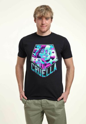 Czarna bawełniana koszulka z ilustrowanym wzorem postaci o fioletowych włosach, kolorowymi akcentami oraz napisem "CRUELLA" poniżej.