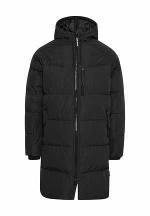 Abrigo acolchado negro con capucha, cierre frontal y múltiples bolsillos con cremallera. Presenta un corte largo y recto, con puños de canalé. Textura suave.