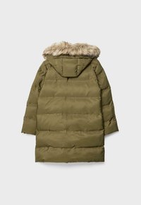 Zielona oliwkowa kurtka puchowa z kapturkiem podszytym sztucznym futrem, z pikowanymi sekcjami i długimi rękawami, gładką teksturą oraz średniej długości krojem.