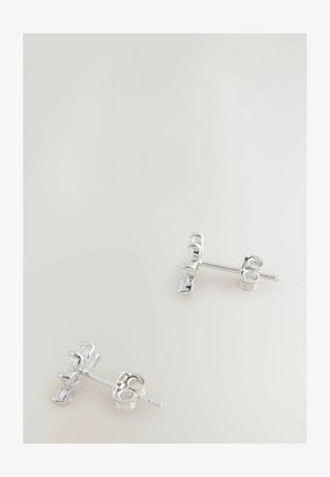 Para srebrnych kolczyków na sztyft z przejrzystymi prostokątnymi kamieniami szlachetnymi na neutralnym jasnym tle.