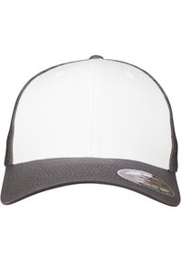 Baseballkasket har en hvid frontpanel og en grå meshbag. Skærmen er buet med en tekstureret overflade og en klistermærkedetalje på siden.