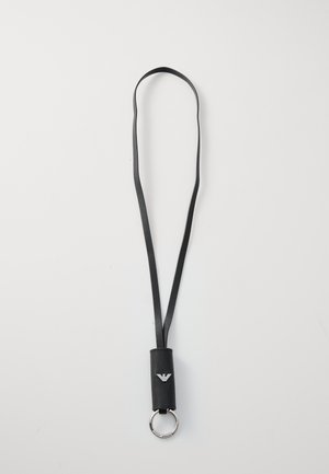 Lanyard negro hecho de material texturizado con un soporte cilíndrico y llavero. Presenta un logo plateado en el soporte.