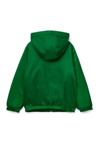 Chaqueta verde con capucha, hecha de una tela suave y ligera. Presenta puños y cintura elásticos, con un diseño trasero simple y sin adornos.