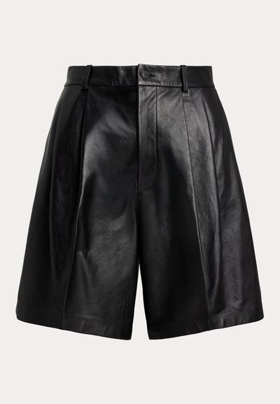 Svart lädershorts med en slät textur, plisserad design och hög midja. Har en knappknäppning och bältesöglor för extra struktur.