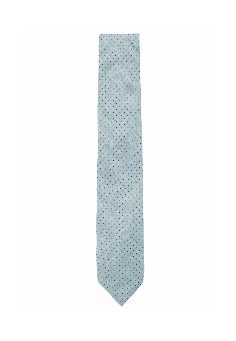 Corbata azul claro con un patrón sutil de pequeños puntos azul oscuro, forma delgada, textura suave y diseño de punta afilada.