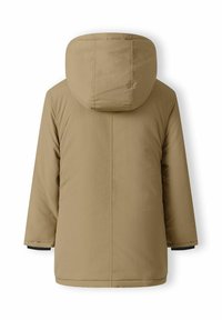 Cappotto isolato color kaki con grande cappuccio, maniche lunghe e taglio dritto, caratterizzato da una texture liscia e dettagli di cucitura minimi.