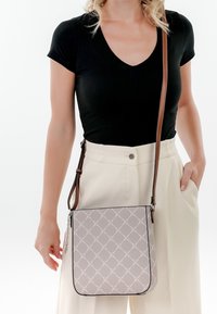 Borsa a tracolla grigia chiara con un motivo geometrico, tracolla regolabile marrone e una texture liscia. Dimensione ideale per l'uso quotidiano.