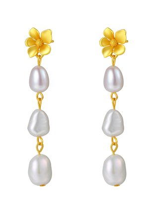 Orecchini in tono oro con un design a fiore nella parte superiore, con tre perle bianche di forma irregolare sospese sotto.