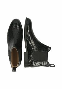 Botas chelsea negras con un patrón texturizado similar al del cocodrilo. Paneles laterales elásticos con una lengüeta, tacón plano y forro interior suave.