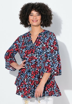 Tunic con stampa leopardata rossa e blu, con scollatura a V, maniche a tre quarti a campana e orlo a strati, realizzata in tessuto leggero.
