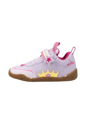 Lila Kindersneaker mit pinken Akzenten, sternförmigem Riemendetail, gelber Kronengrafik und brauner Gummisohle.