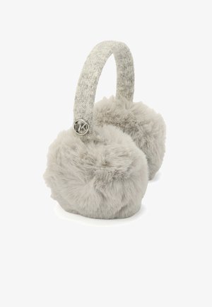 Cache-oreilles en fausse fourrure grise avec un bandeau gris feutré. Le bandeau présente un logo argenté sur le côté. Texture douce et forme arrondie.