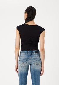 Gina Tricot SOFT TOUCH TIGHT TOP - Tricou cu imprimeu - black