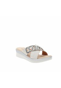 Sandalo wedge bianco con due spessi cinturini curvi dotati di un elegante dettaglio in fibbia argentata e una soletta testurizzata. Suola in gomma flessibile.